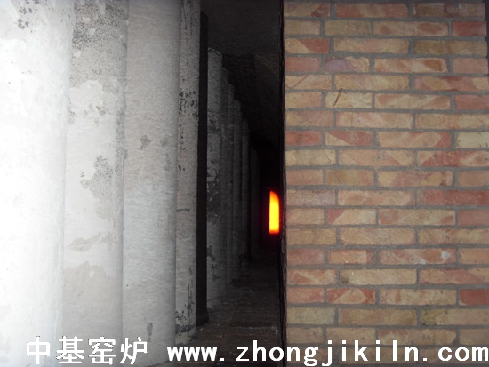 新疆克州眾維182米天然氣釩鈦磁鐵礦海綿鐵隧道窯生產中窯頭一角